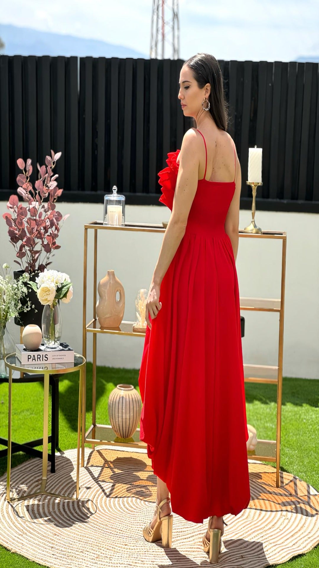 Vestido vermelho com detalhes de babados oversized