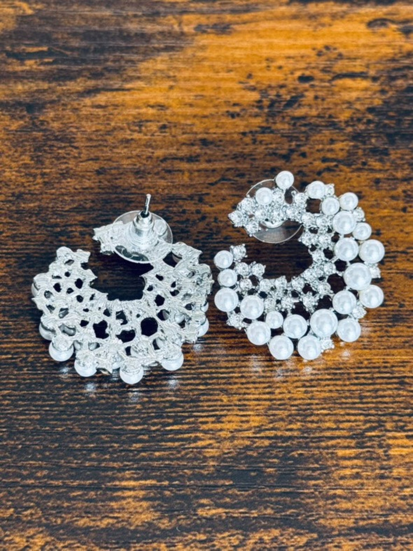 Pendientes asimétricos con perlas