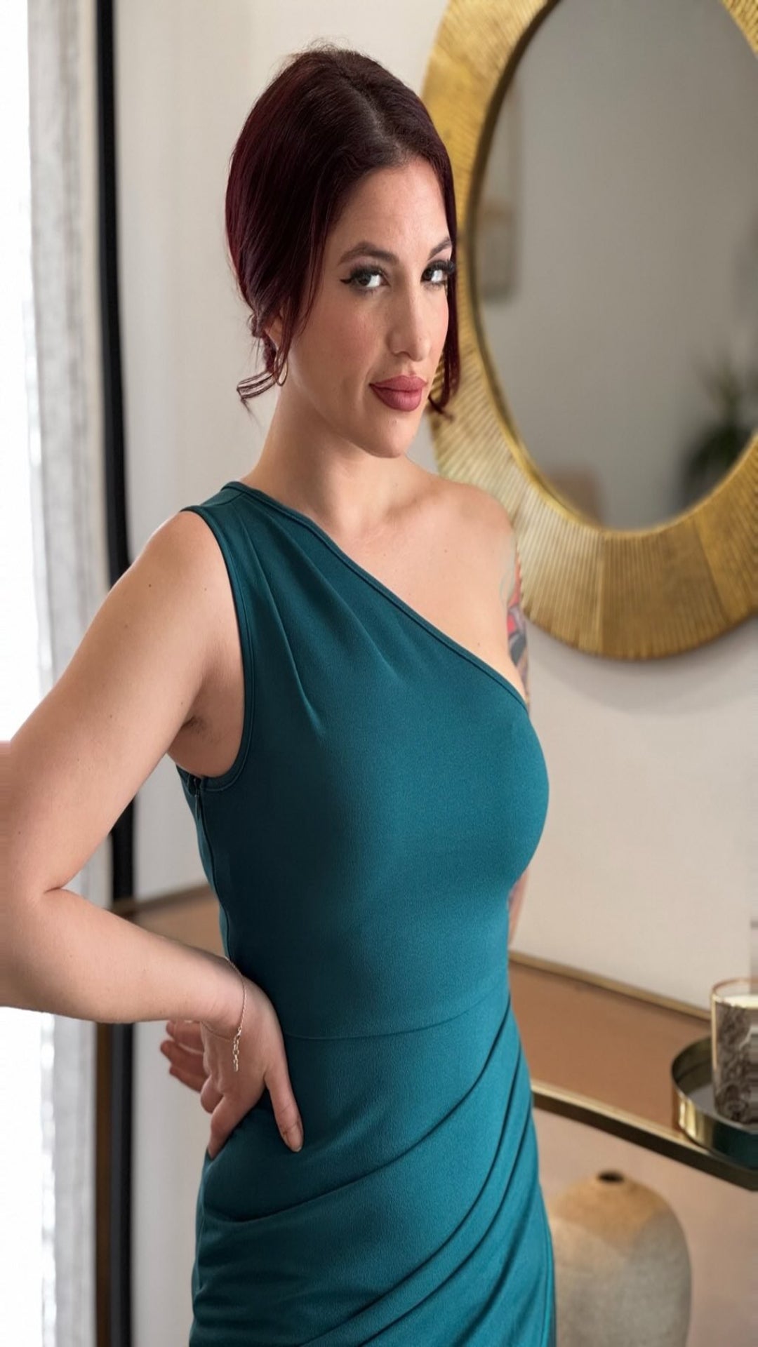 Vestido escote asimétrico flecos