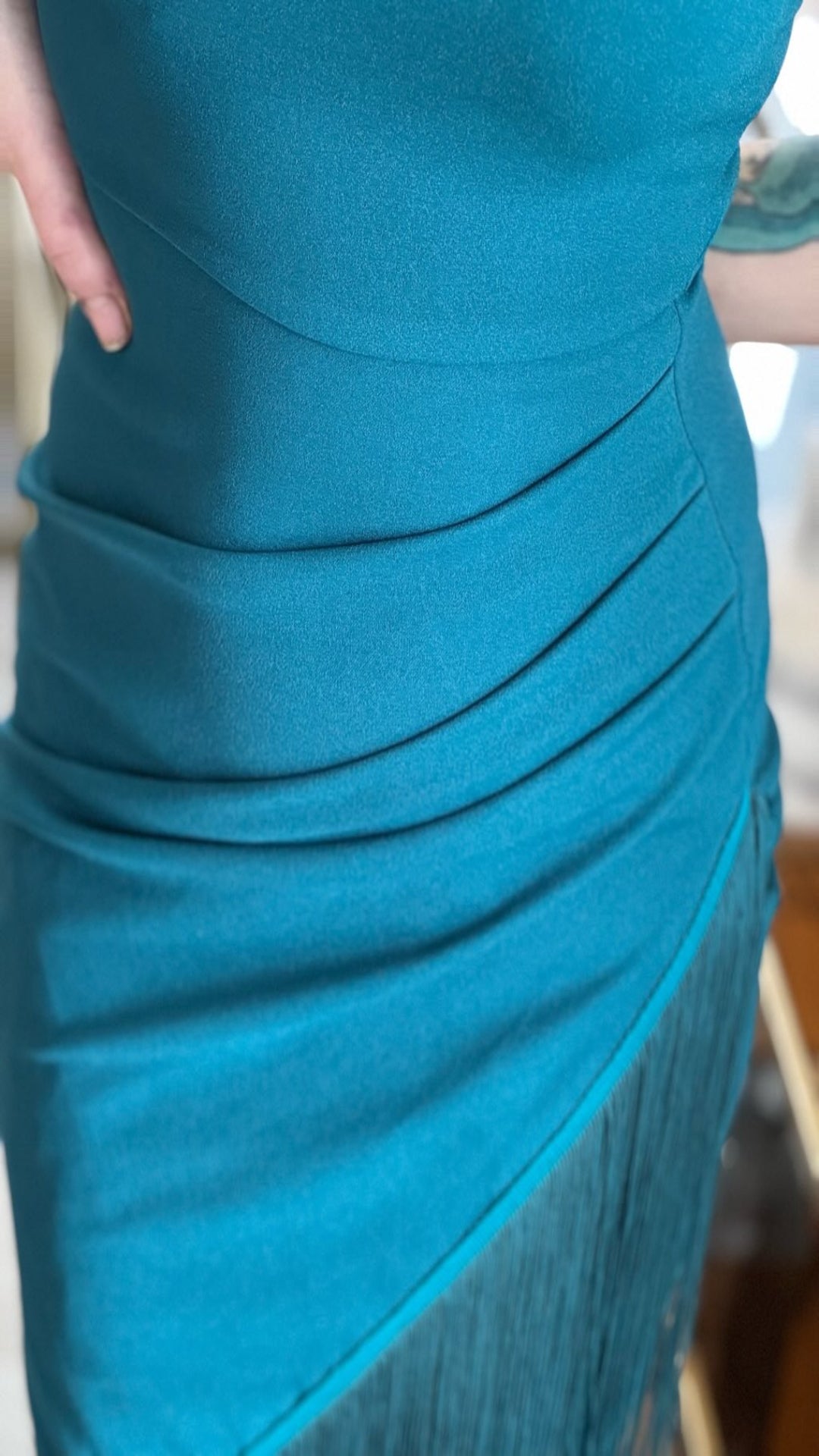 Vestido escote asimétrico flecos