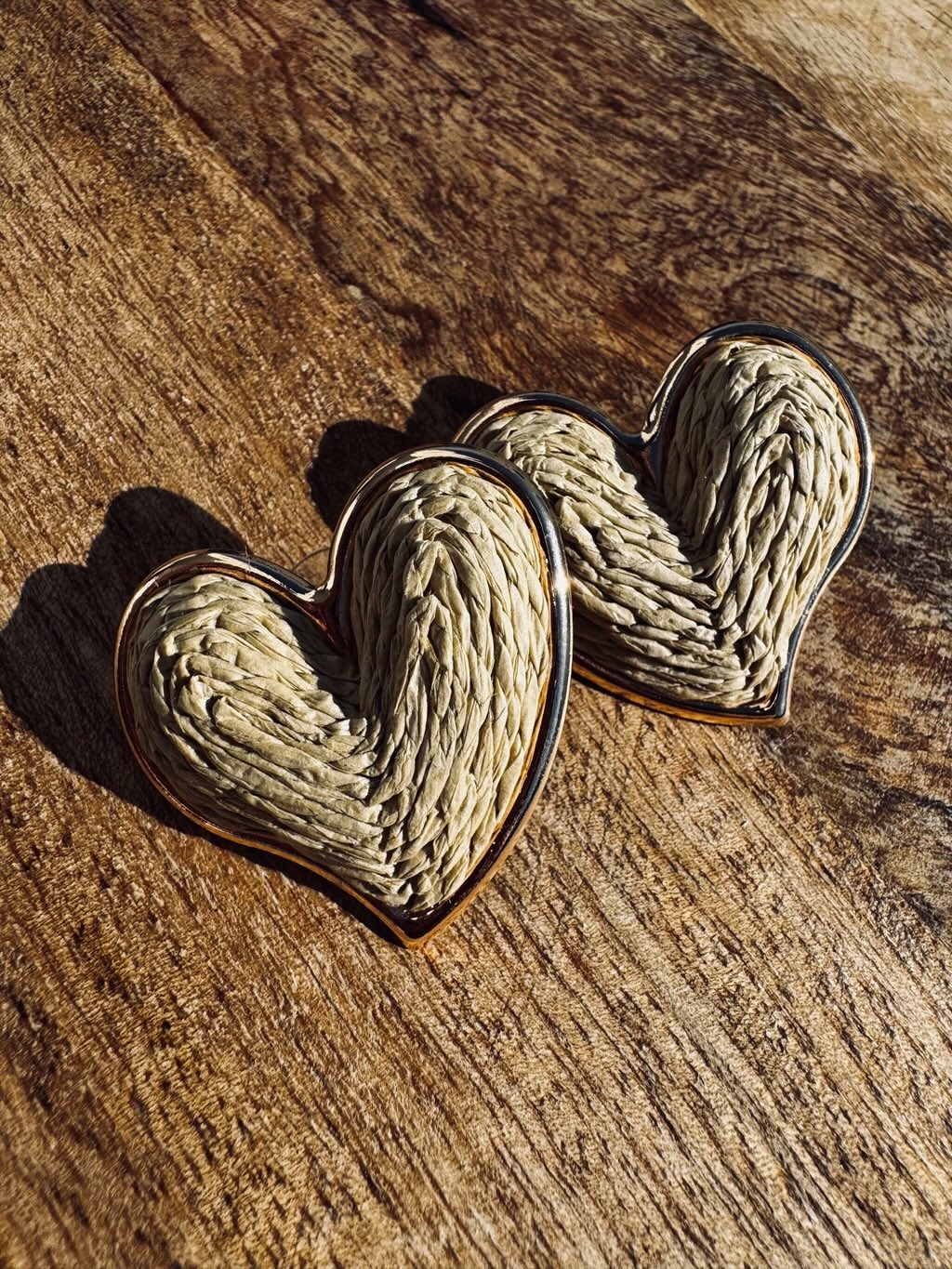 Pendientes corazón de rafia