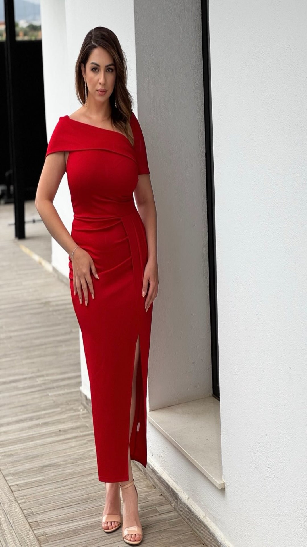 Vestido de fiesta hombro descubierto y abertura