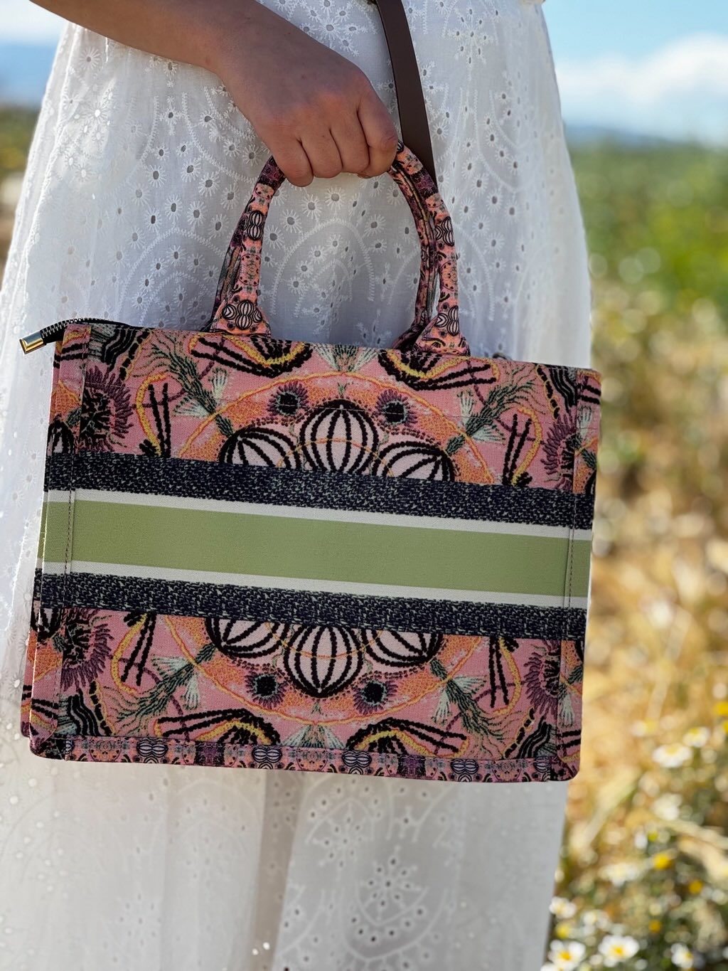 Bolso tote estampado y bordados