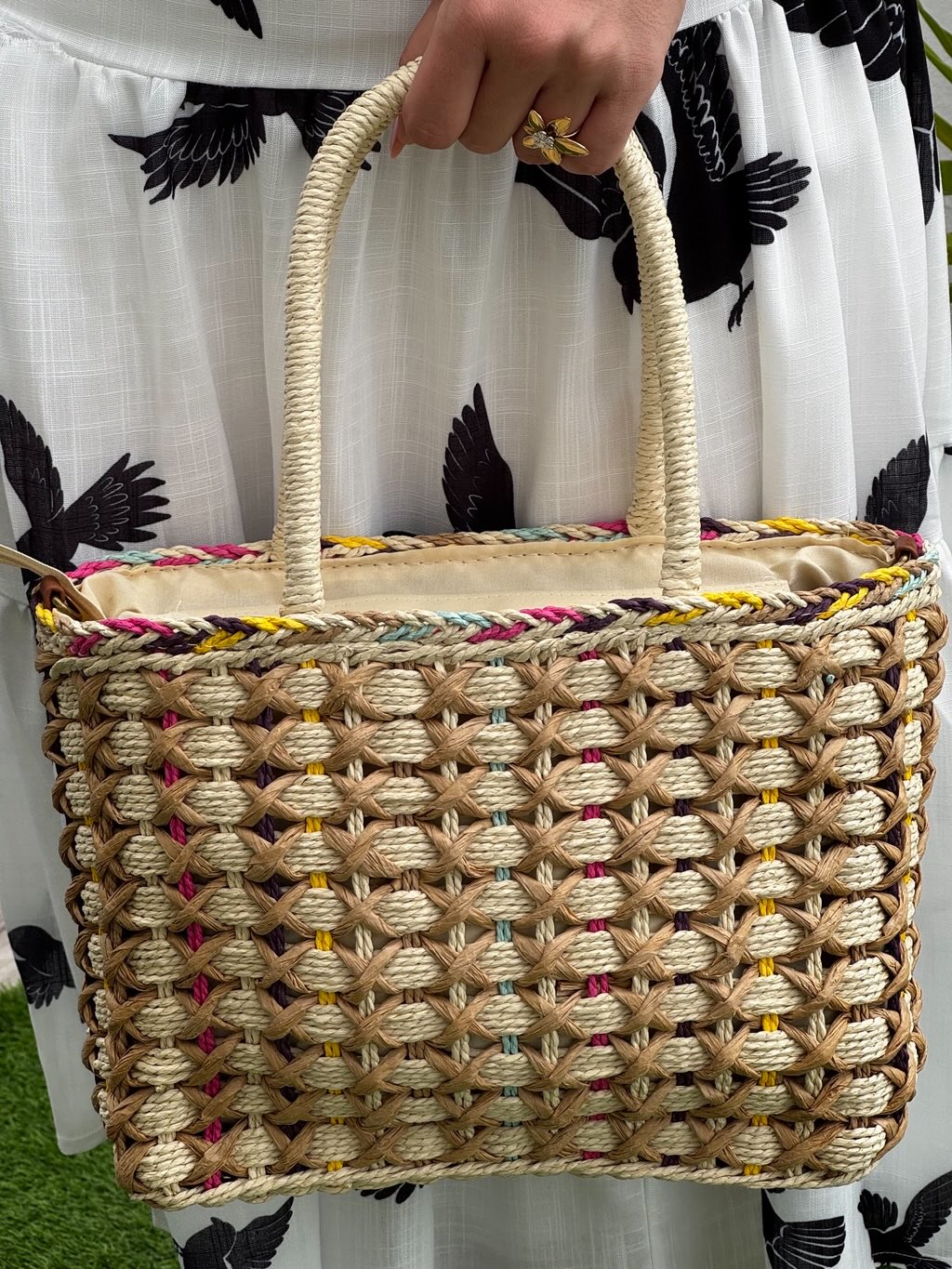 Bolso tote trenzado efecto rafia