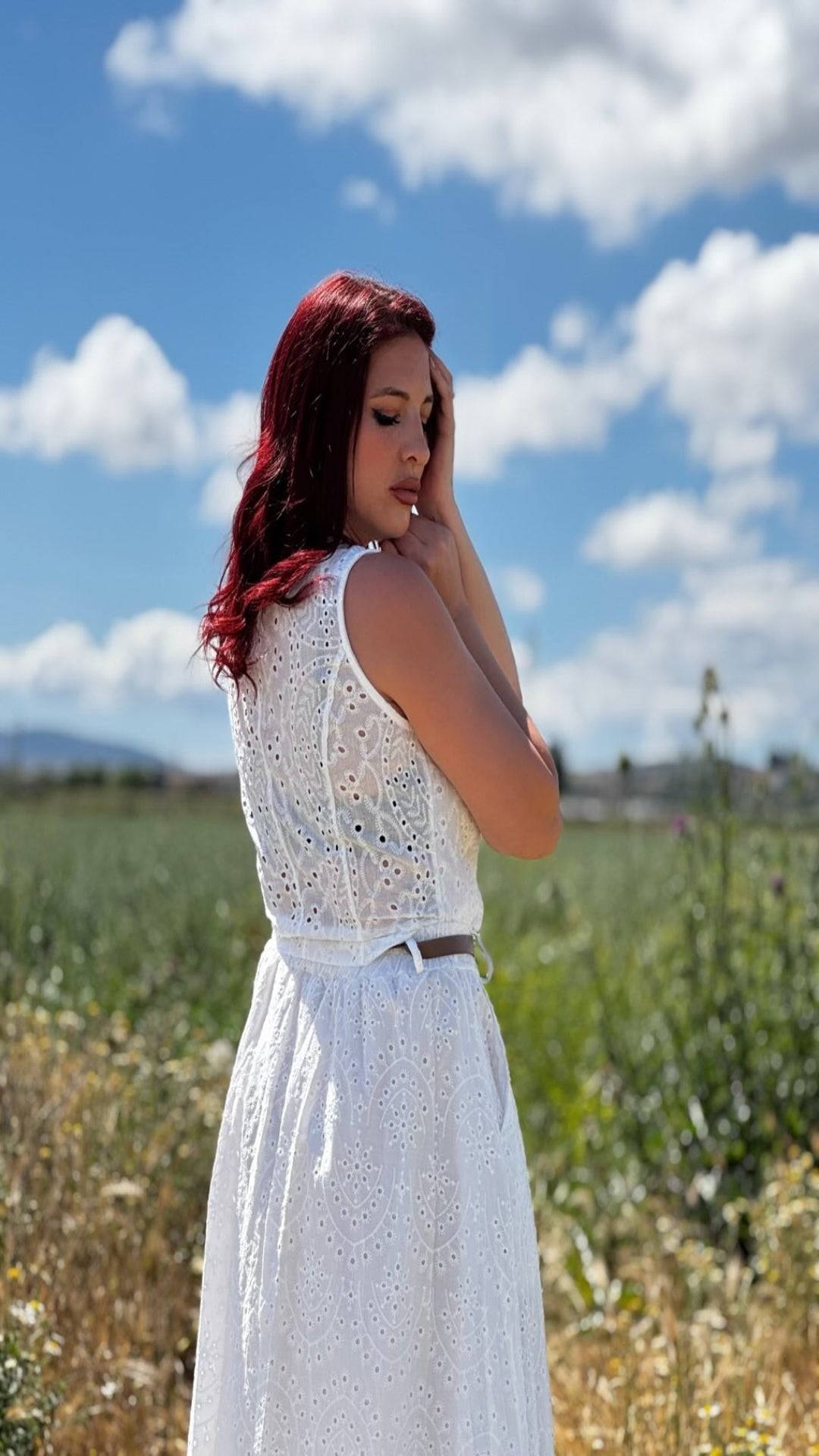 Conjunto chaleco y falda bordados perforados