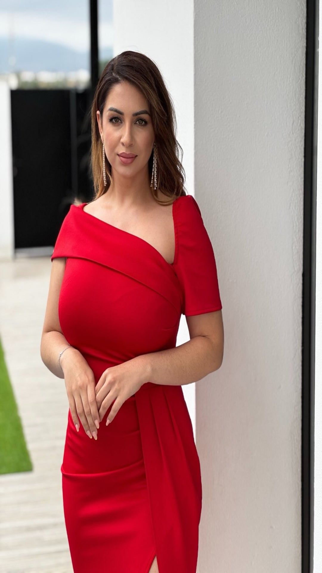 Vestido de fiesta hombro descubierto y abertura