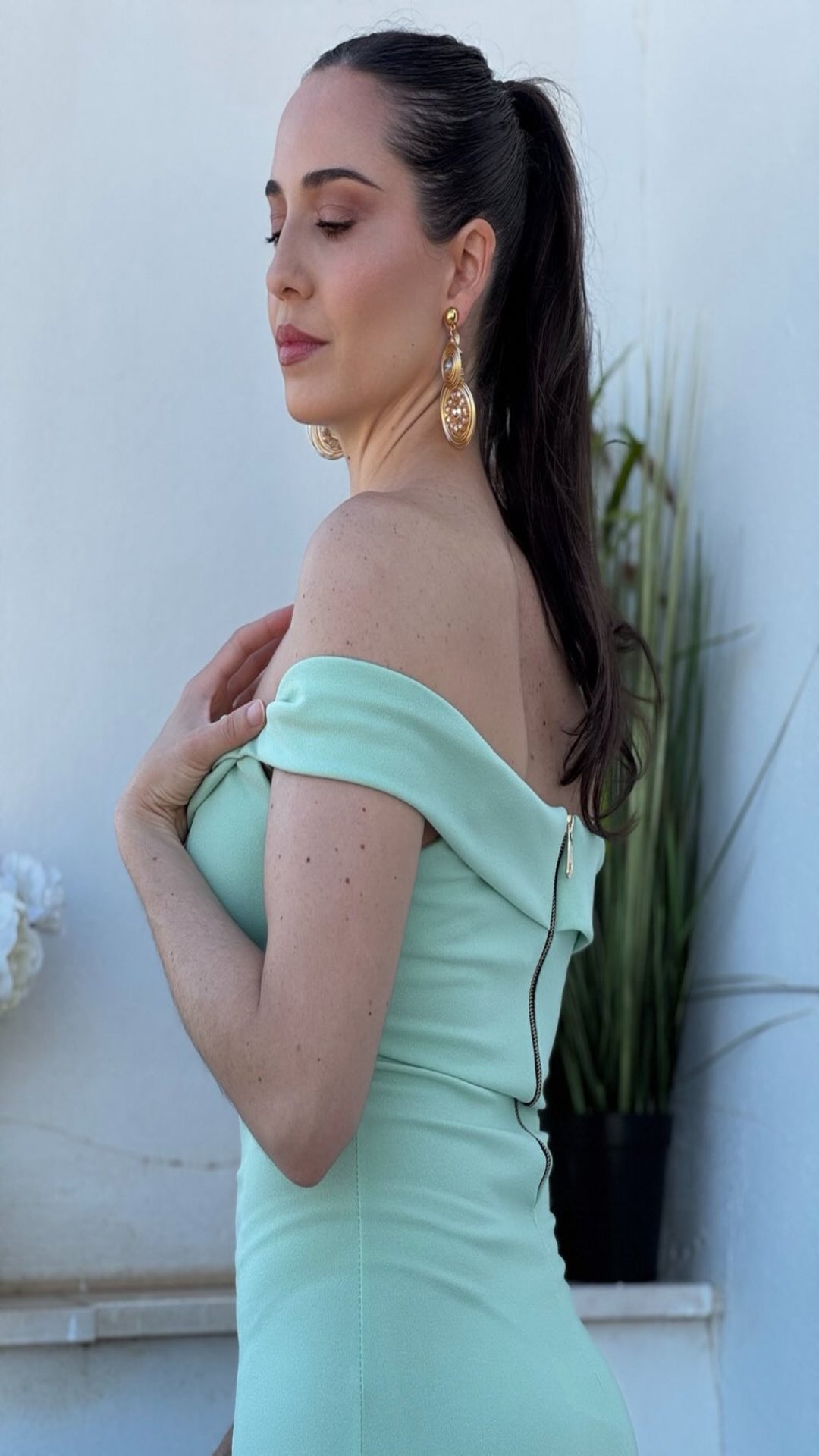 Vestido de fiesta escote bardot y abertura