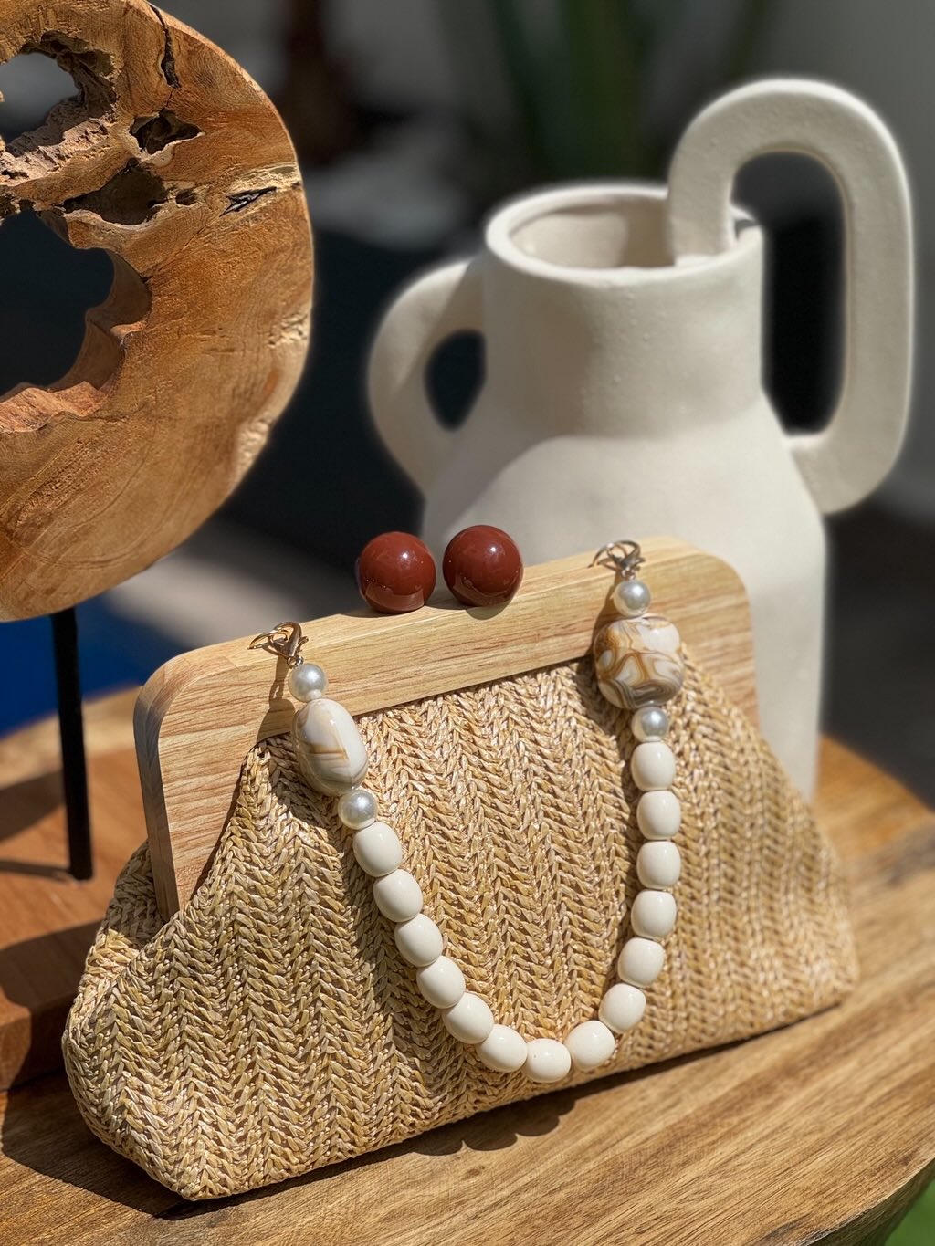 Bolso de mano con efecto rafia y madera