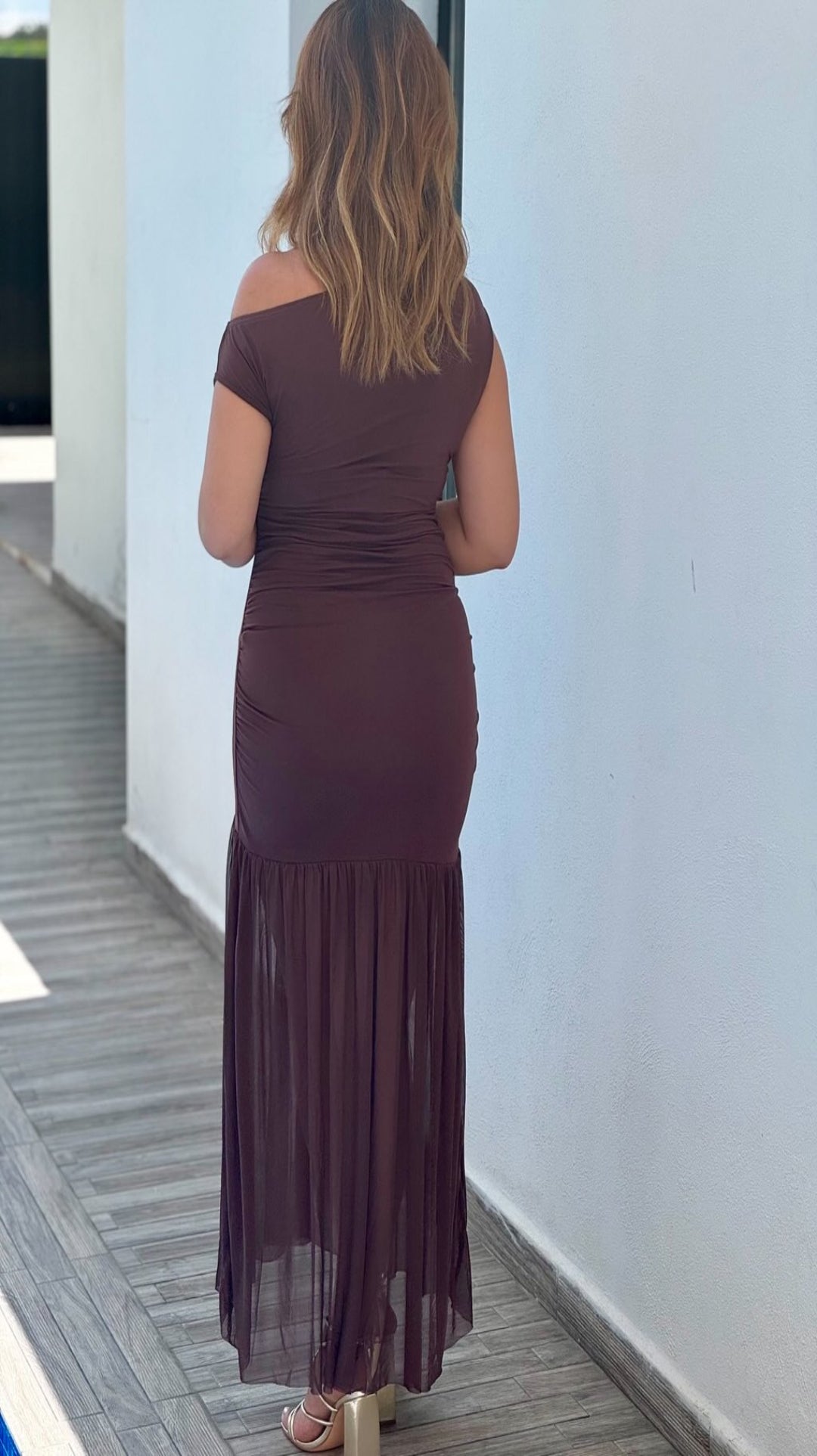 Vestido asimétrico combinado con tul