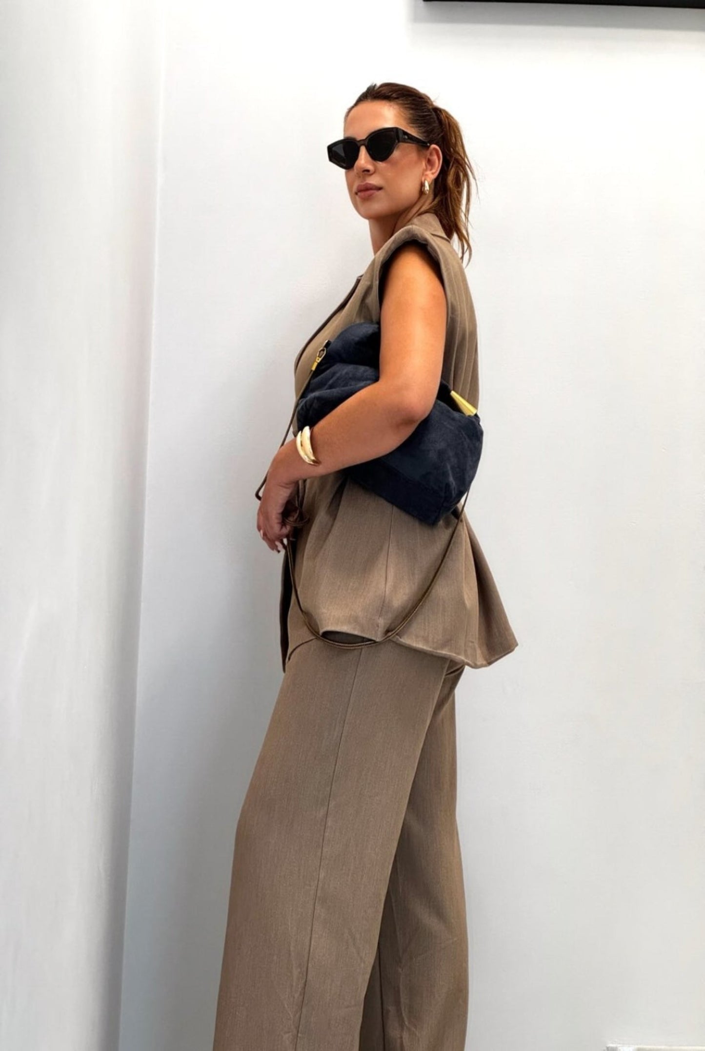 Traje chaleco beige con hombreras