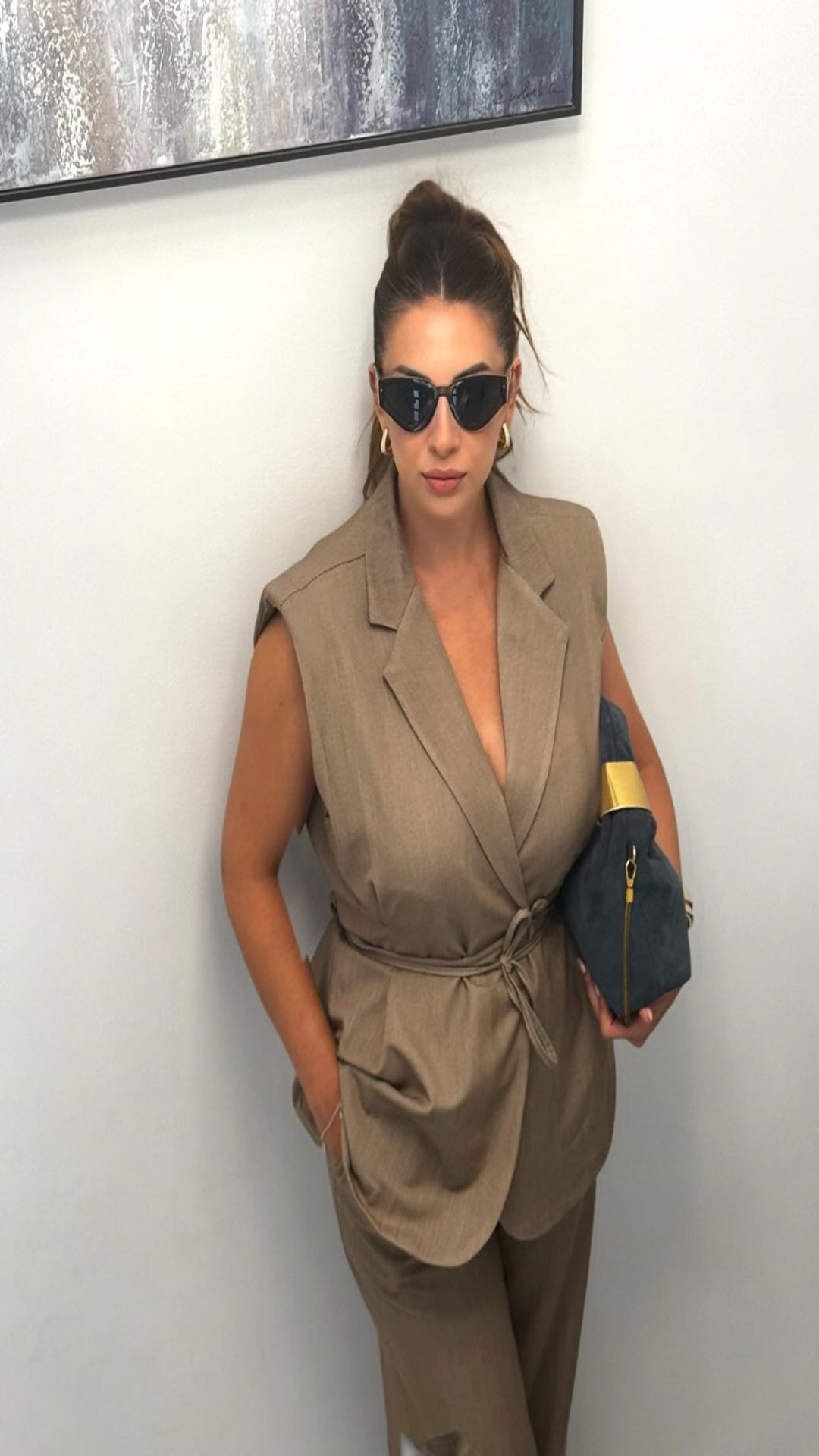 Traje chaleco beige con hombreras