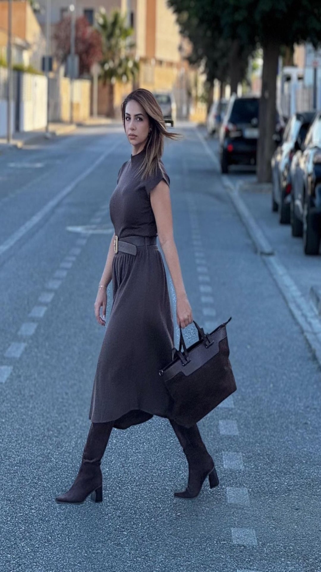 Vestido marrón con cinturón