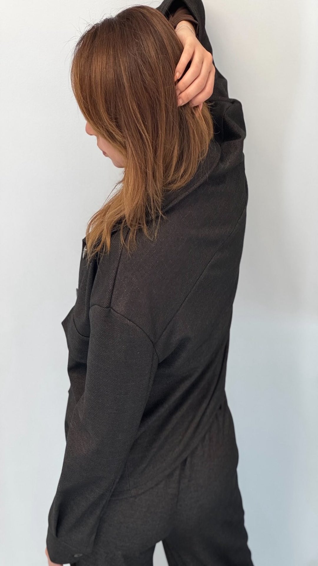 Traje estilo soft con cinturón