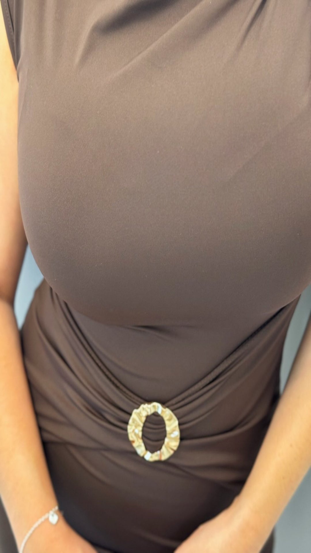 Vestido midi aplique dorado