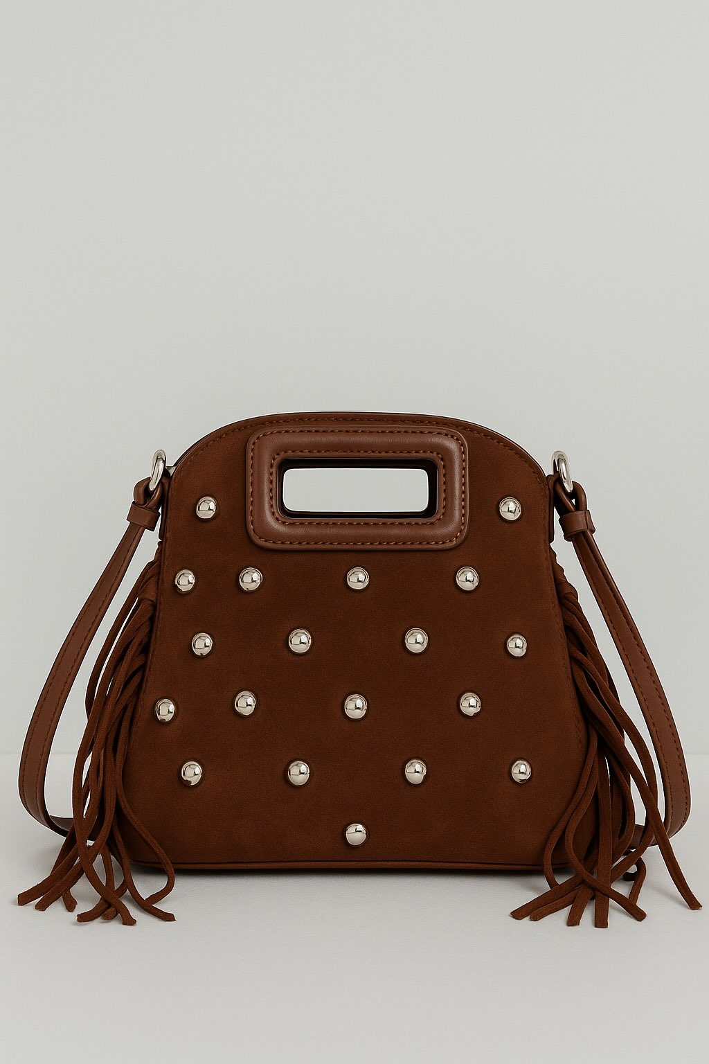 Bolso flecos con tachuelas.