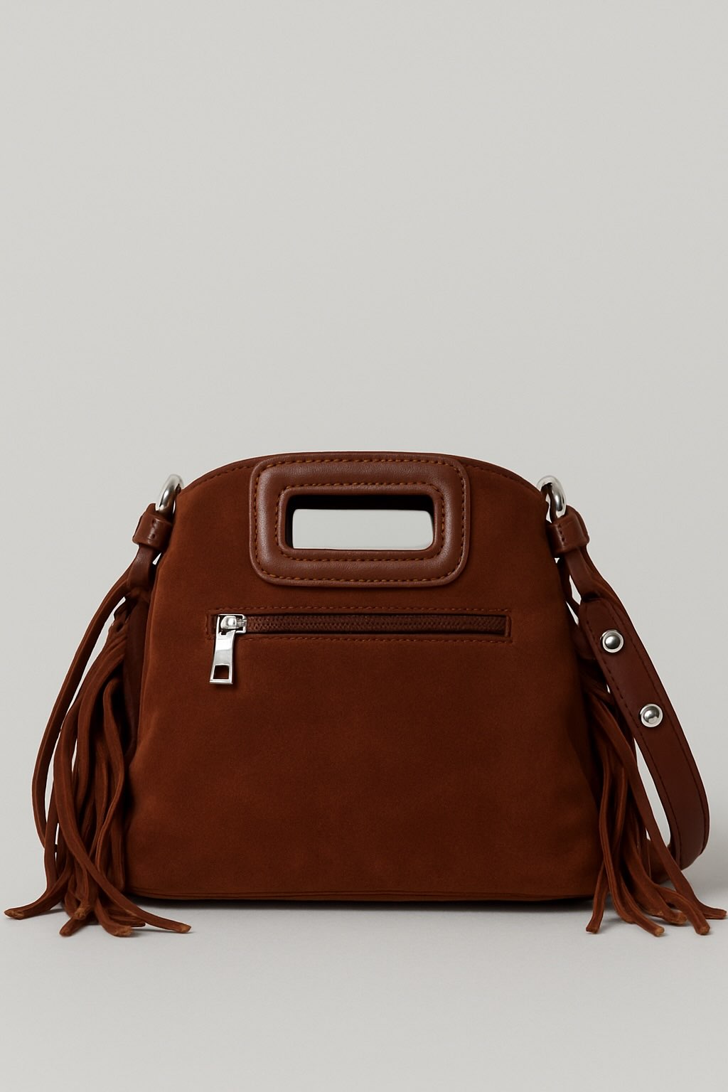 Bolso flecos con tachuelas.