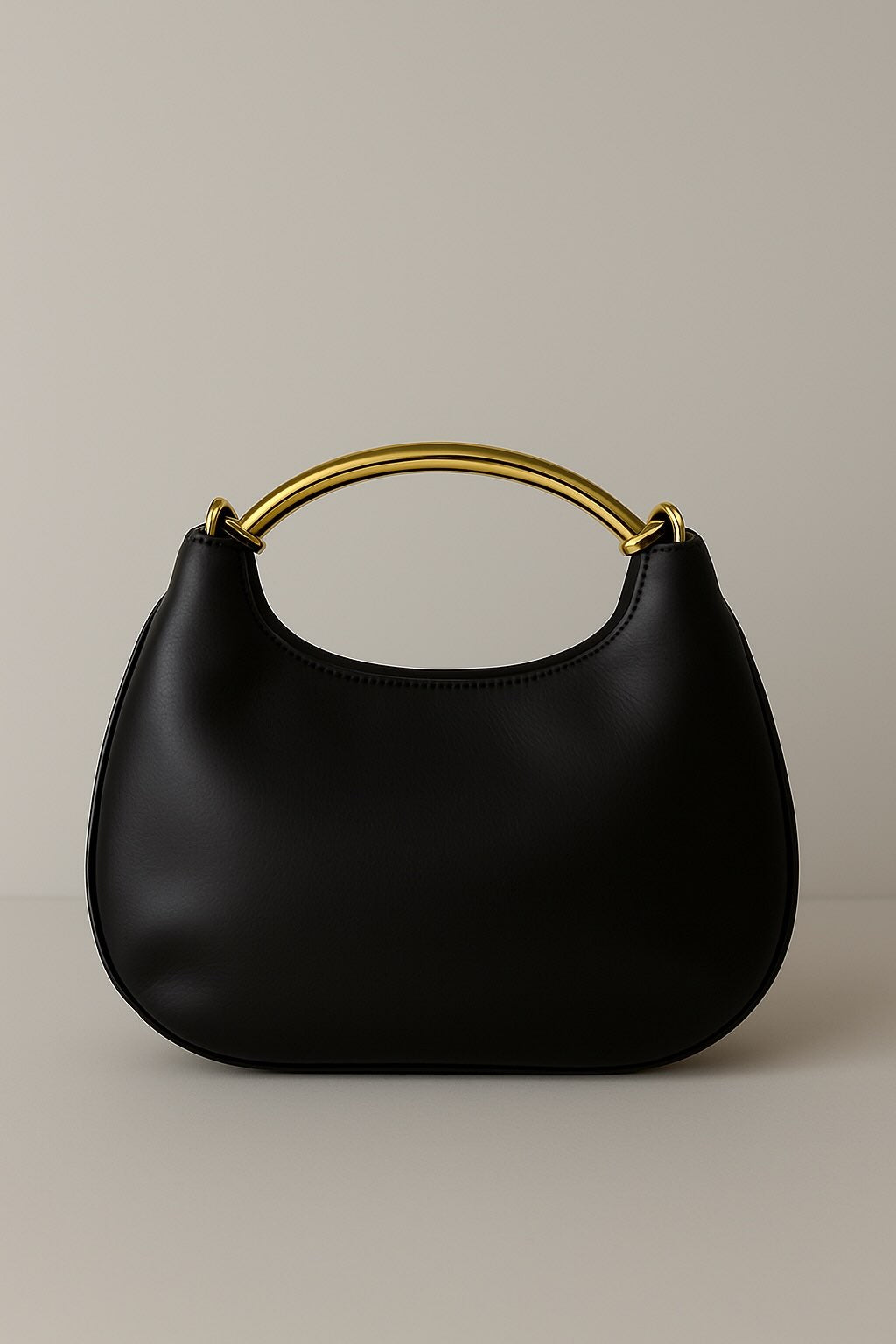 Bolso trenzado con asa metálica