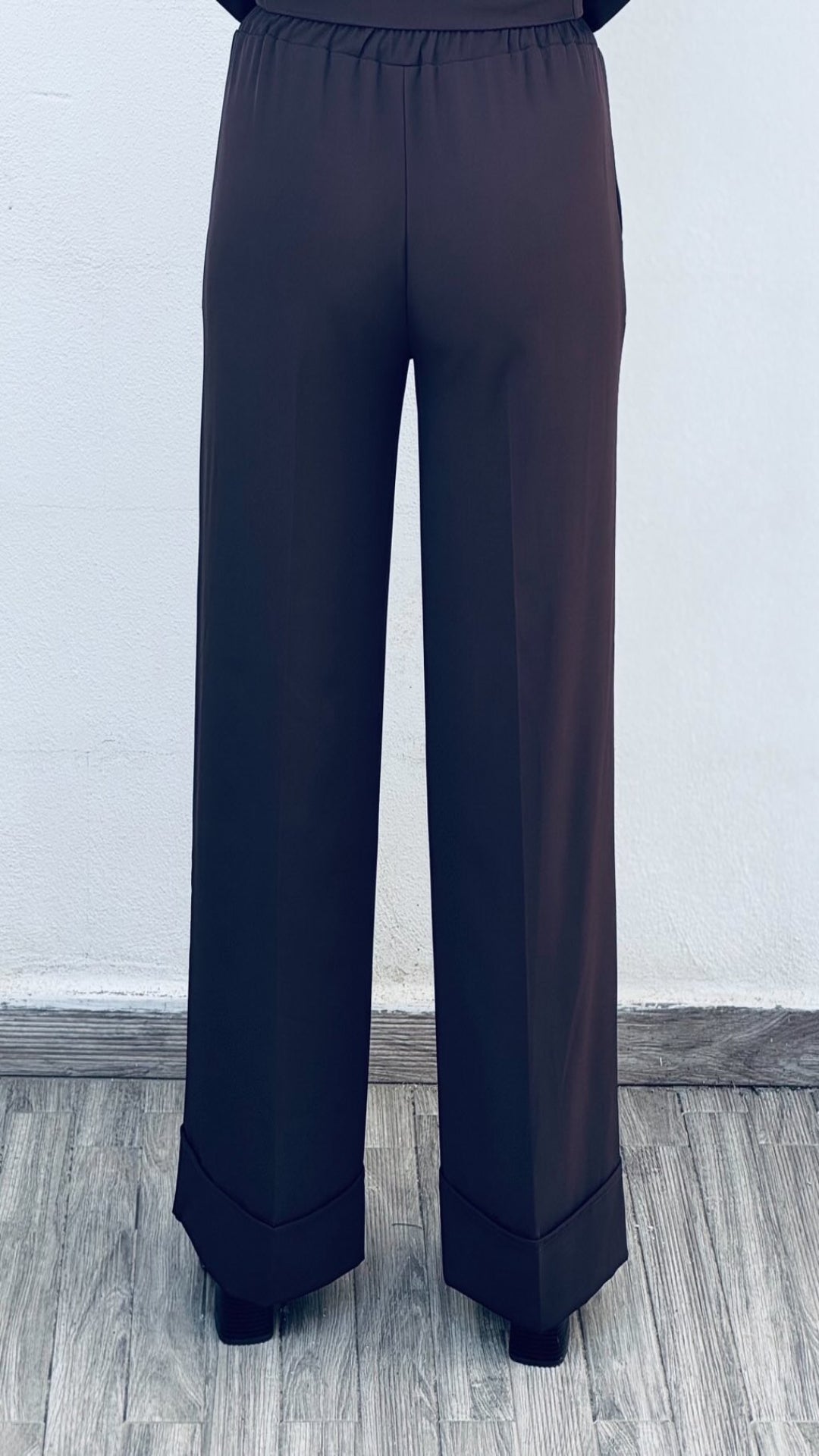 Traje blazer cinturón y pantalón recto.