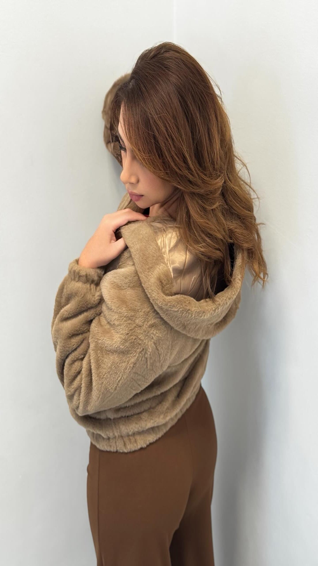 Cazadora efecto pelo con capucha