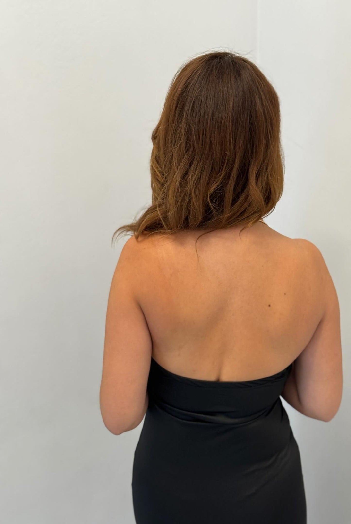 Vestido con collar metálico