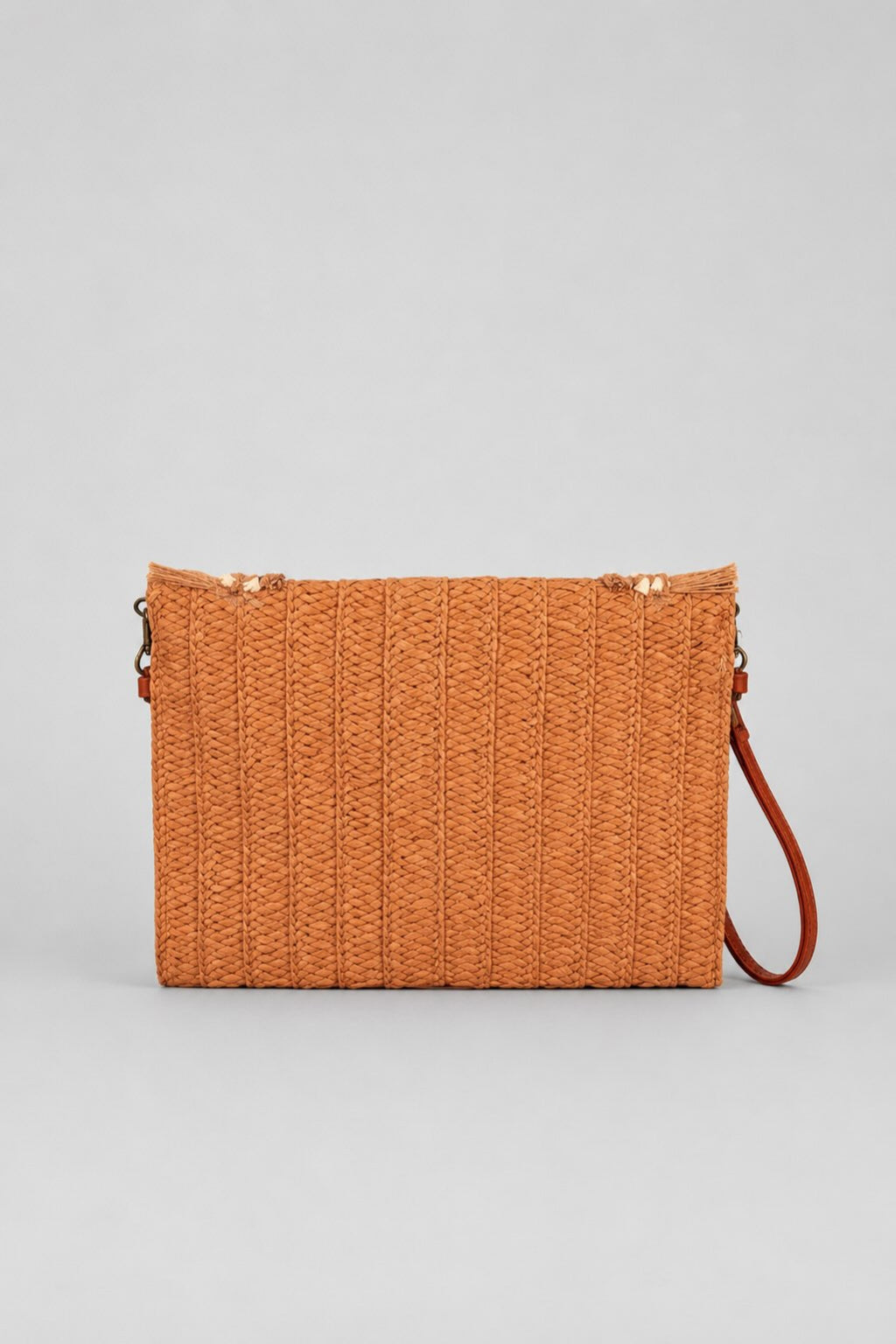 Bolso de rafia tipo sobre