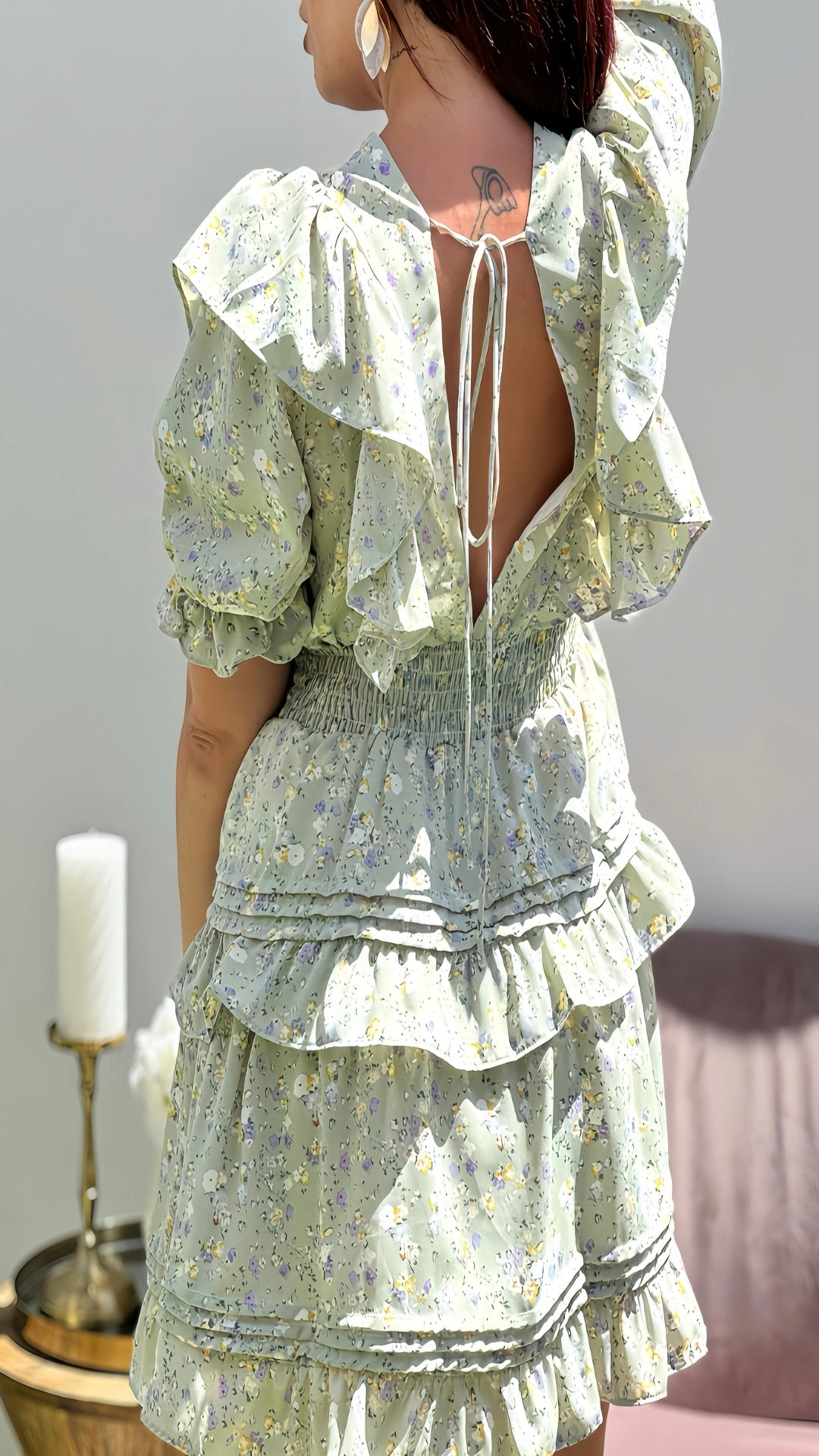 Vestido curto floral com babados