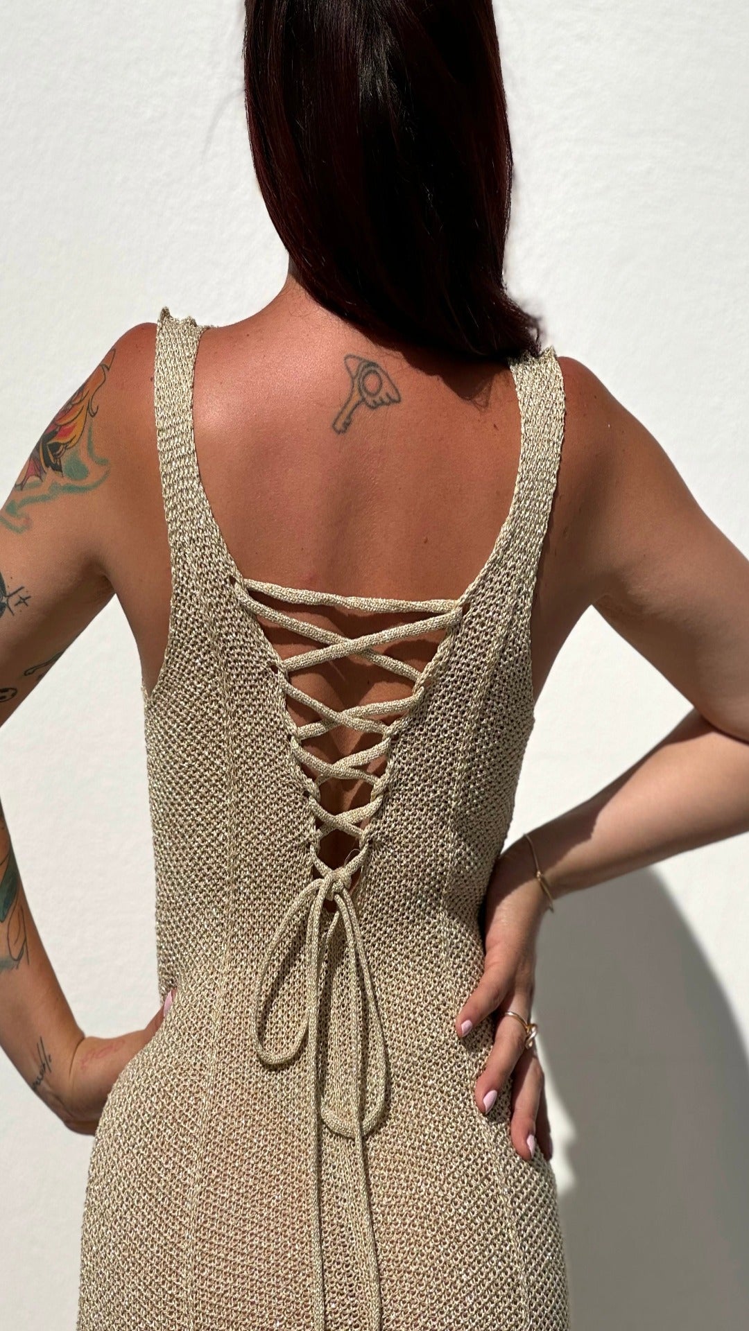 Vestido de malha dourada