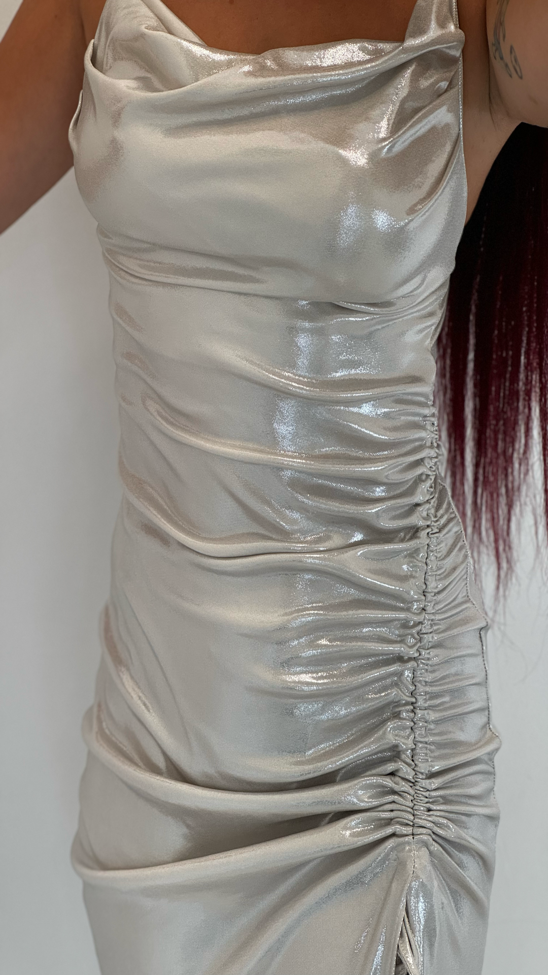 Vestido metálico franzido