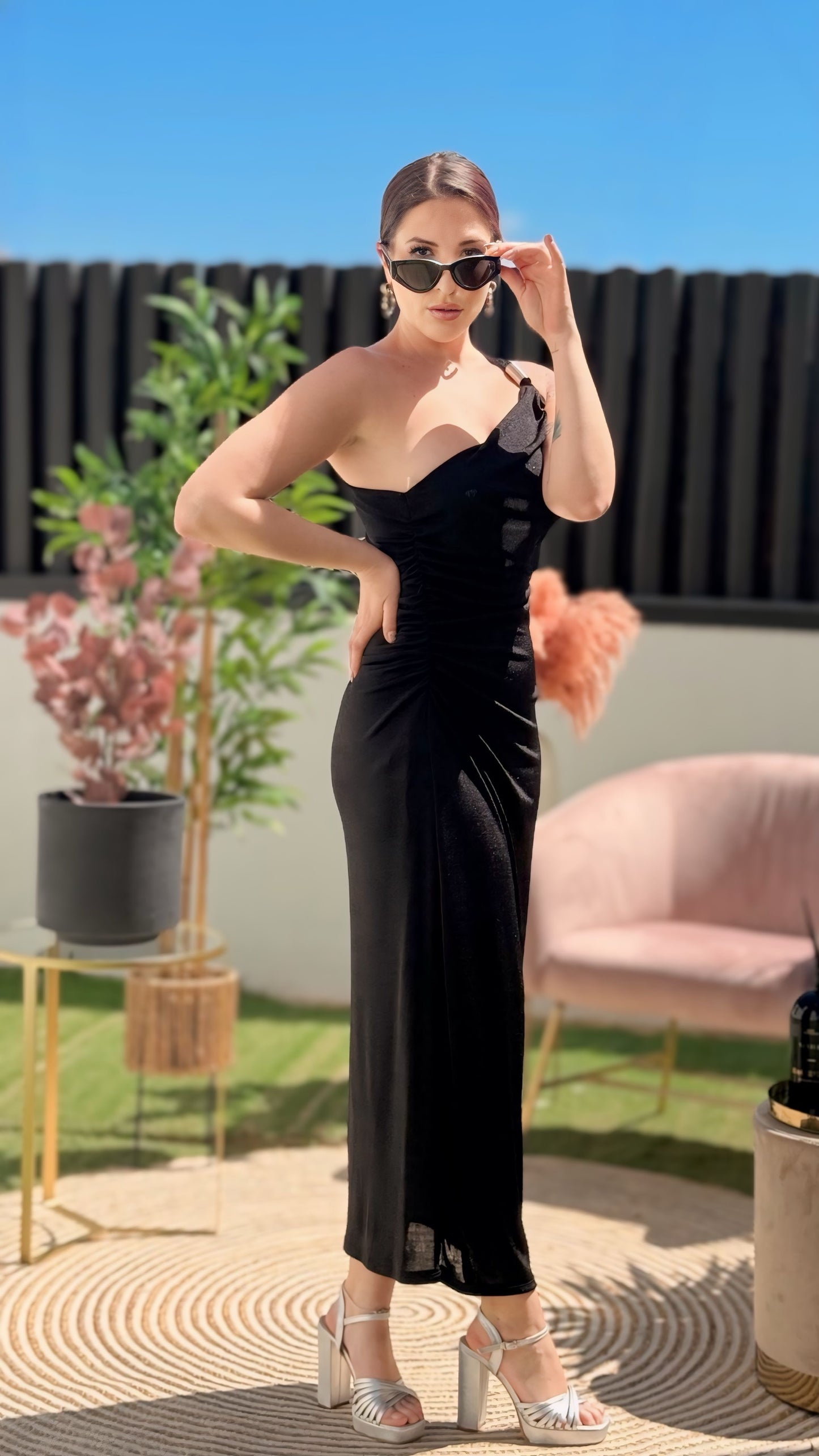 Vestido assimétrico com detalhe metálico