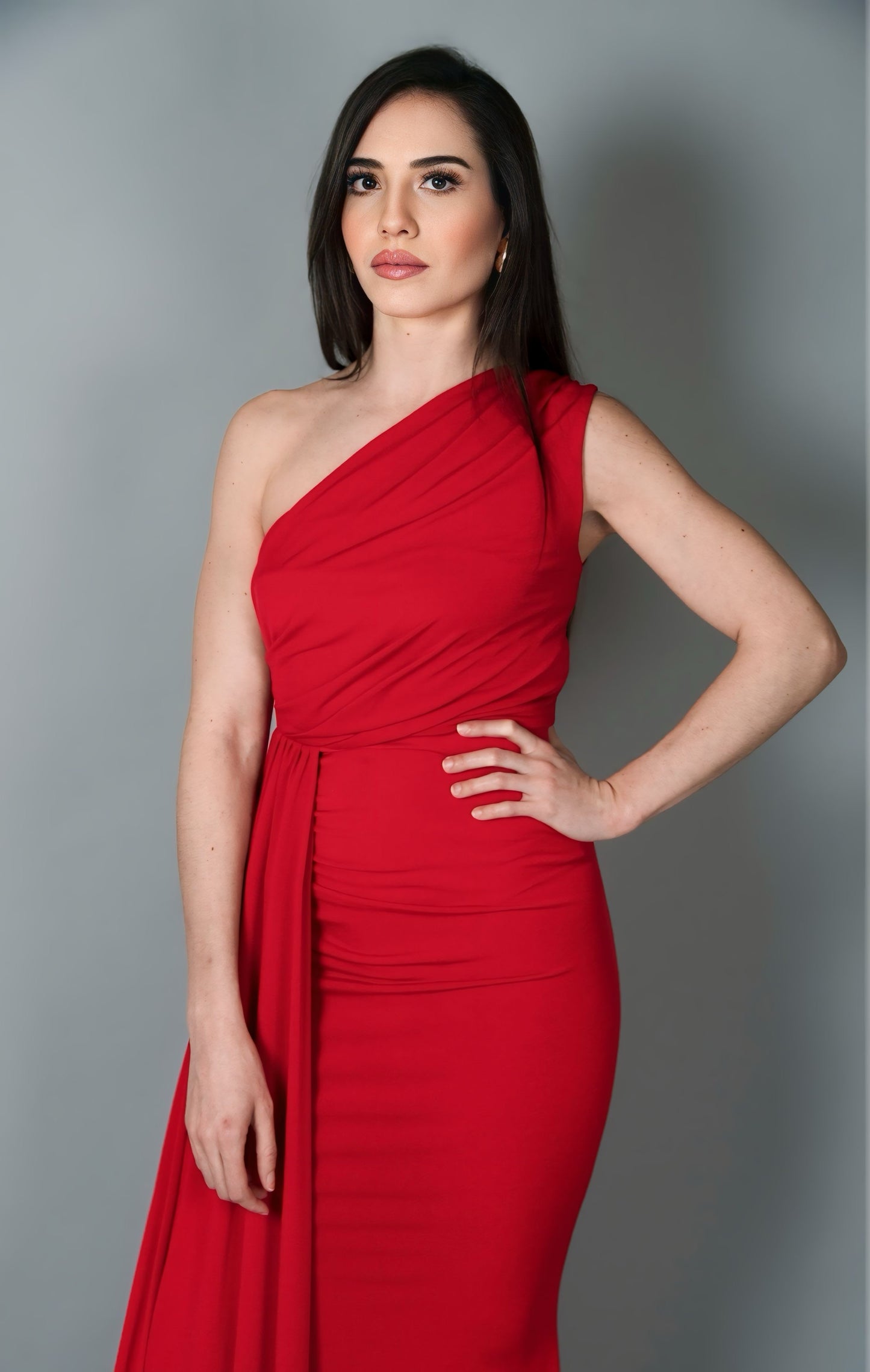 Vestido longo com capa lateral vermelha