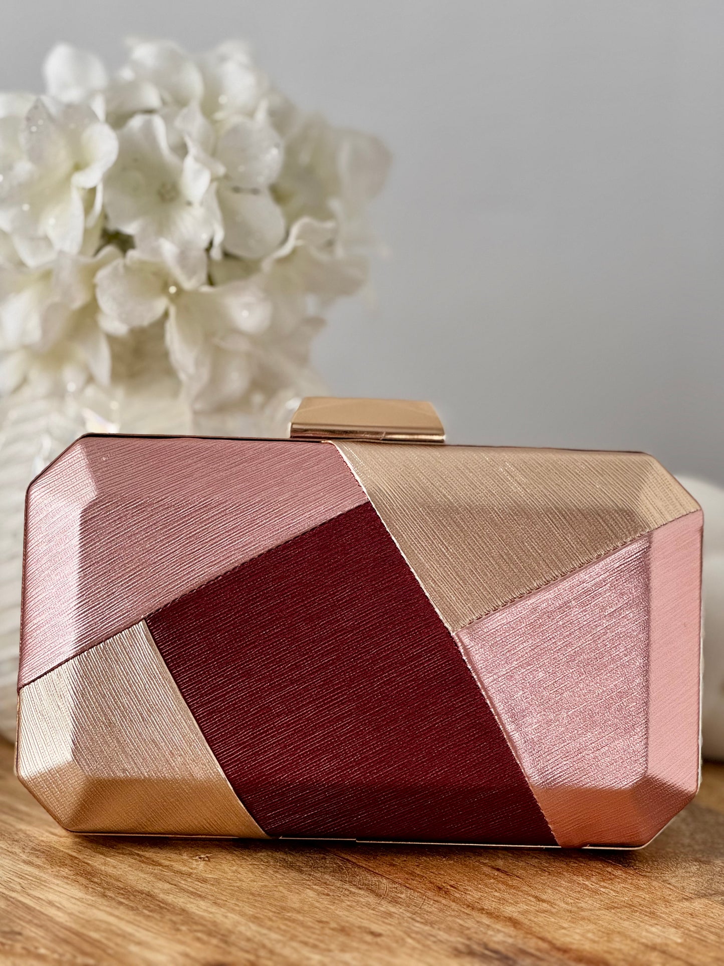 Bolso clutch geométrico