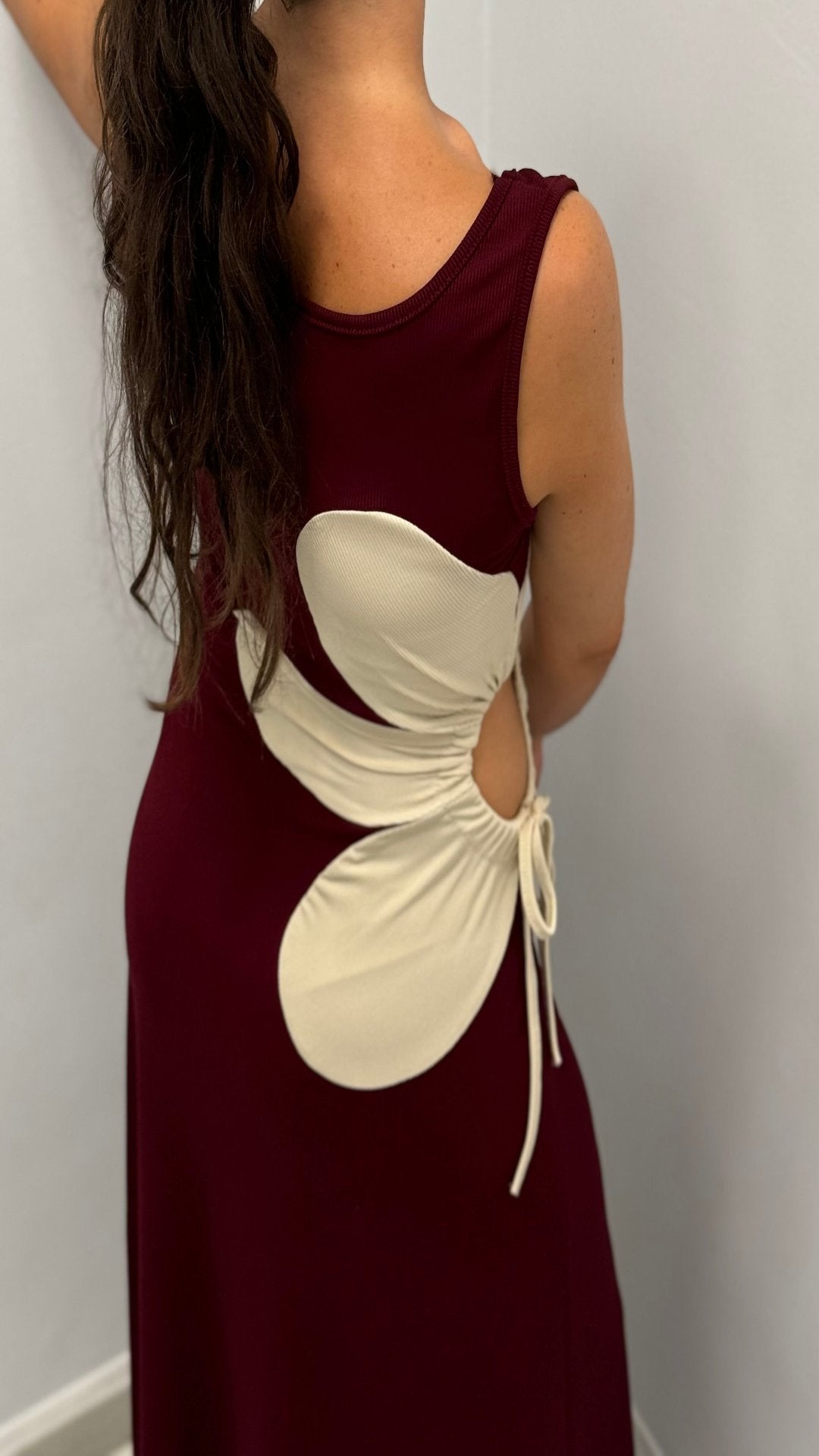 Vestido midi com flor