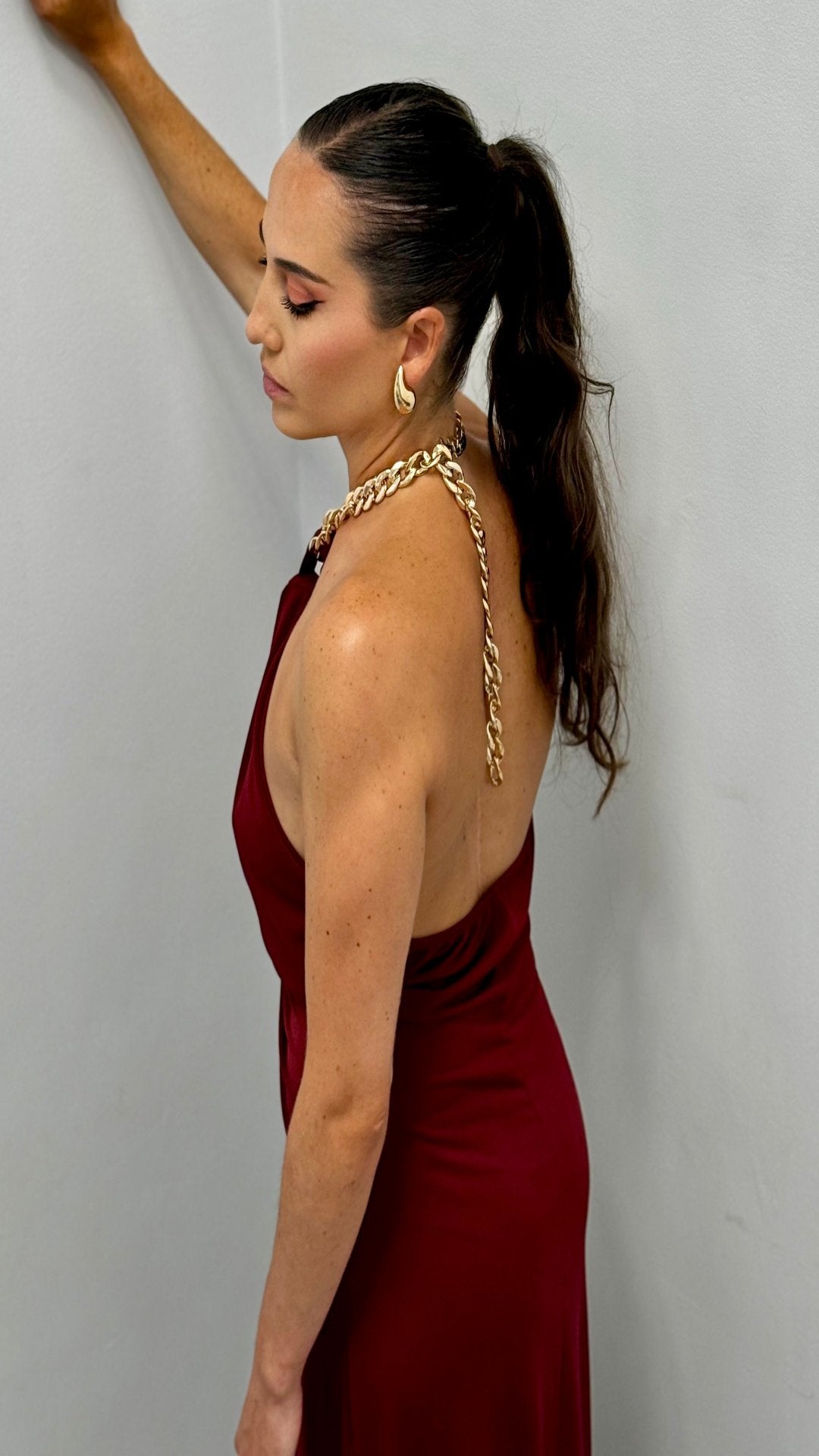 Vestido frente única com corrente