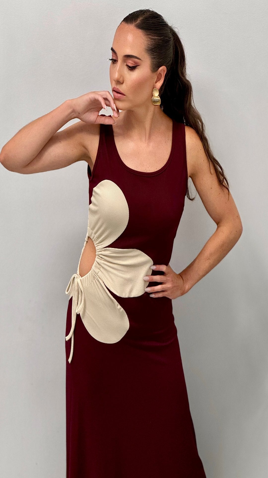 Vestido midi com flor