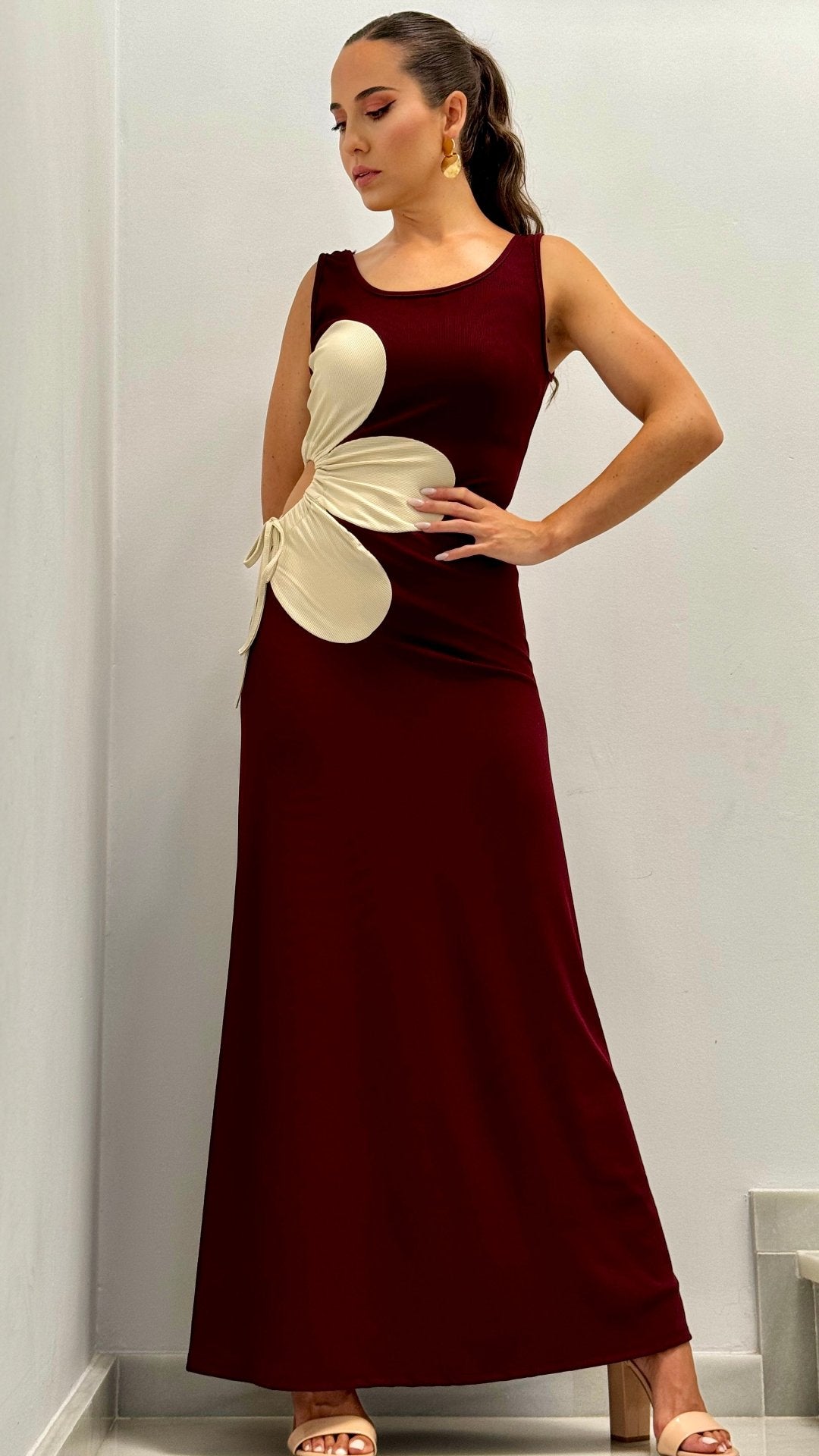 Vestido midi com flor
