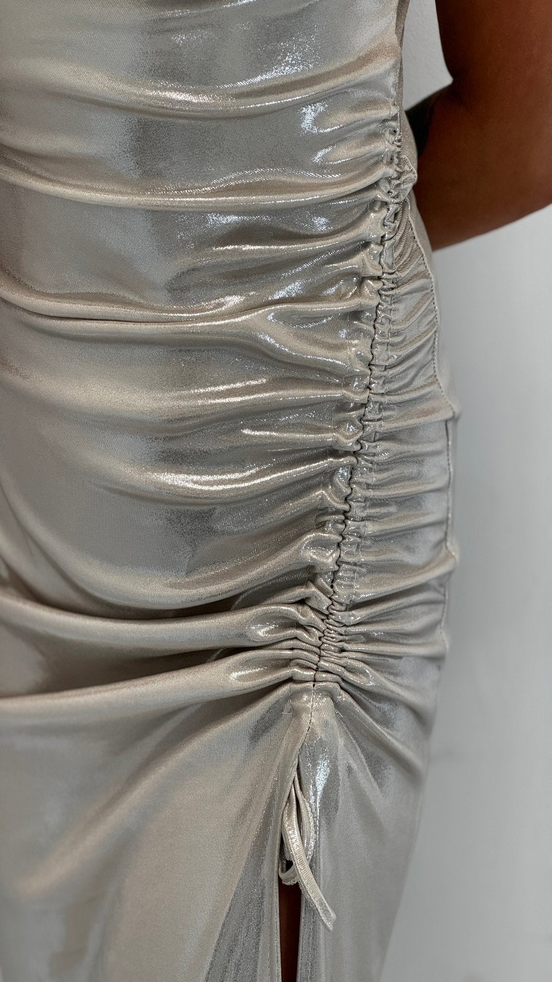 Vestido metálico franzido