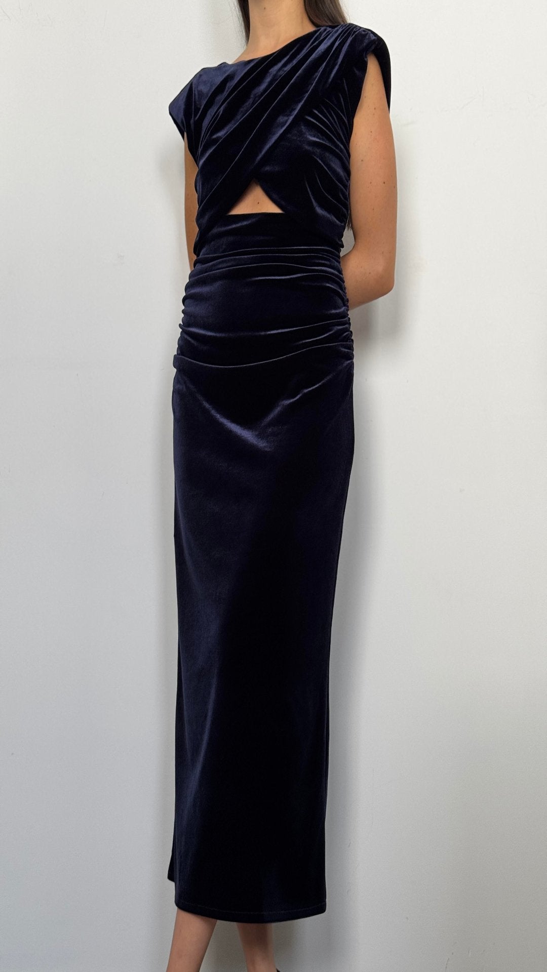 Vestido midi cut out terciopelo