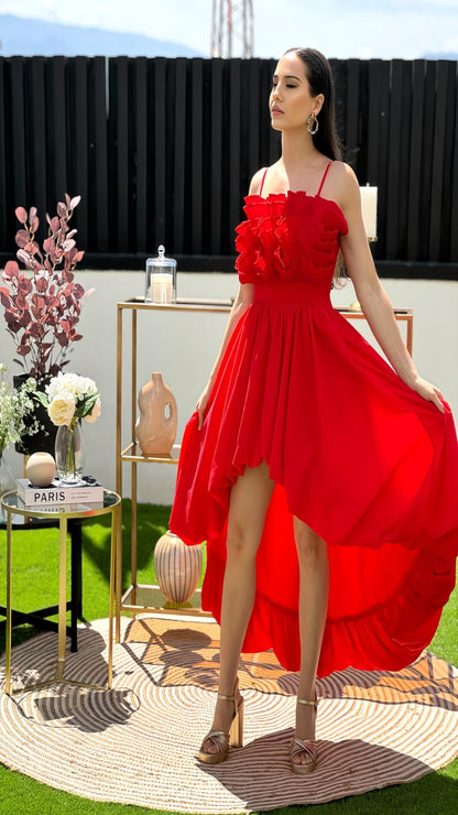 Robe rouge avec détails de volants oversize