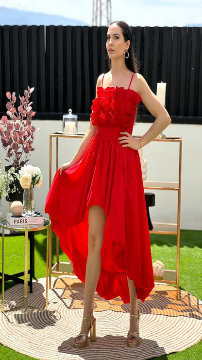 Robe rouge avec détails de volants oversize