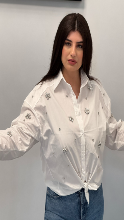 Camisa con joyas oversize