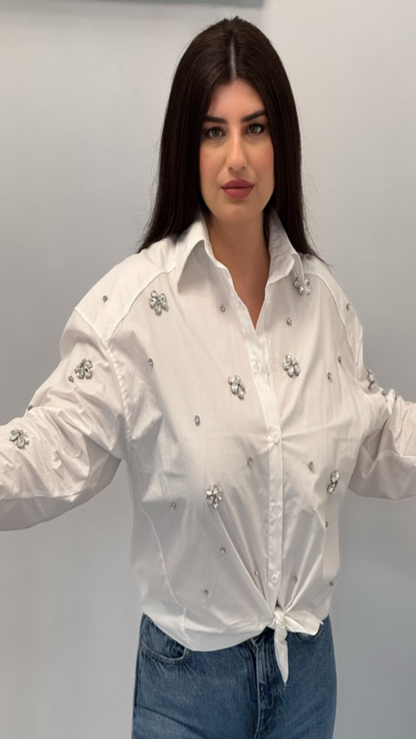 Camisa con joyas oversize
