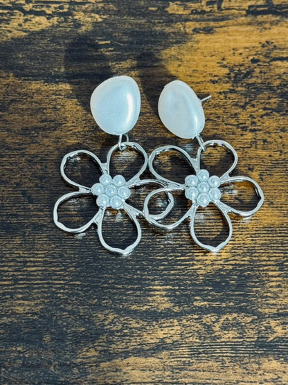 Pendientes de pétalos y perlas