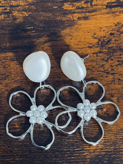 Pendientes de pétalos y perlas
