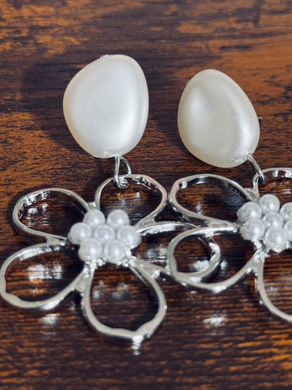 Pendientes de pétalos y perlas