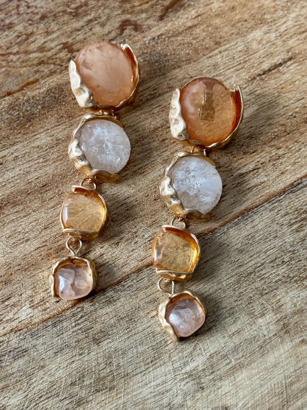Pendientes largos con efecto piedra
