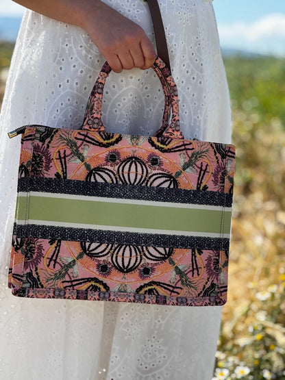 Bolso tote estampado y bordados