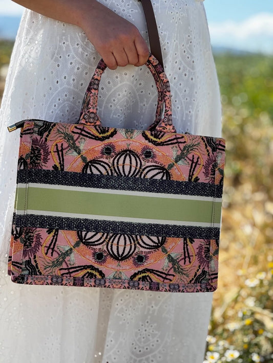 Bolso tote estampado y bordados