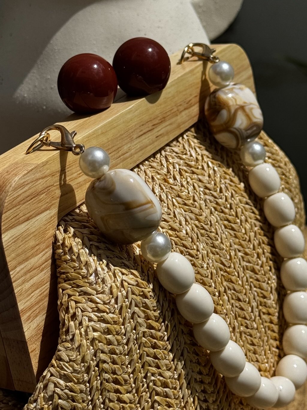 Bolso de mano con efecto rafia y madera