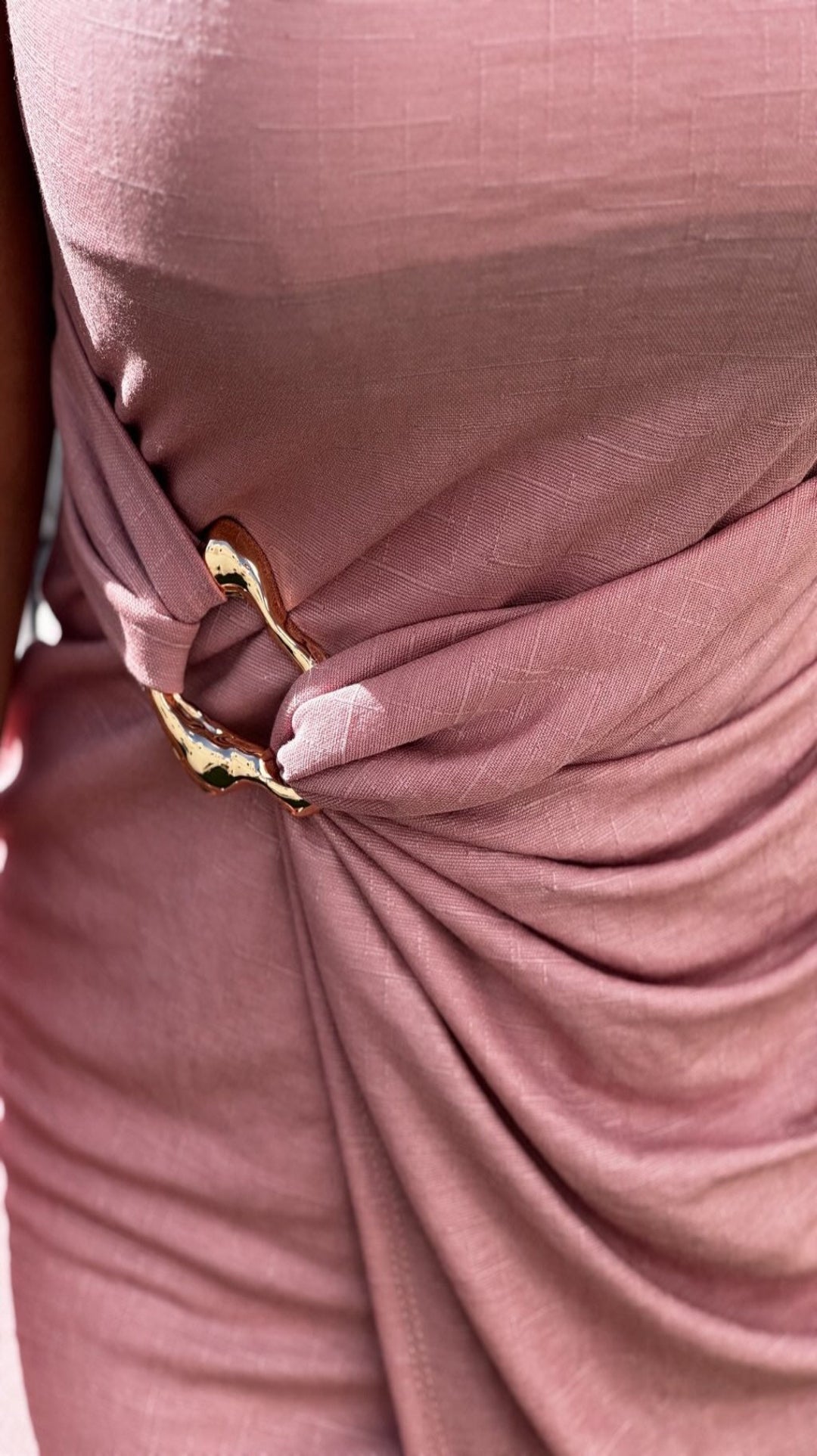 Vestido midi con detalle de hebilla