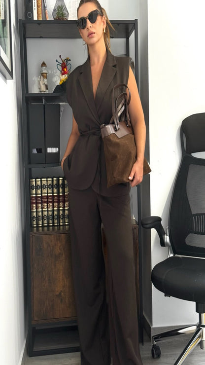 Traje chaleco marrón  hombreras